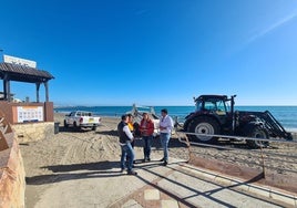 The councillor and several members of her team visit the clean-up work on Santa Ana beach.