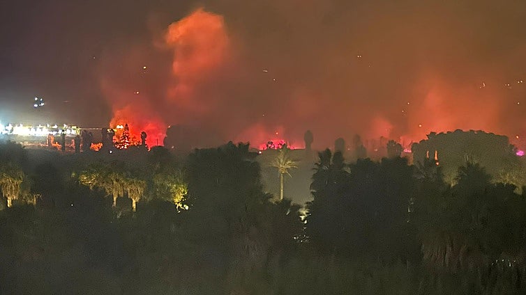 Ninety people in motorhomes evacuated from site on Spain's Costa Tropical following major wildfire
