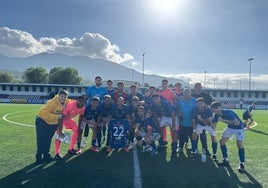 Teammates of Rubén Bravo with his 22 shirt, during the tribute paid at the Miguel Fijones stadium on Sunday.