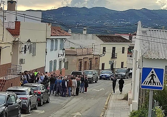 Residents of the Pilar area of Vélez-Málaga during a meeting to discuss the mast.