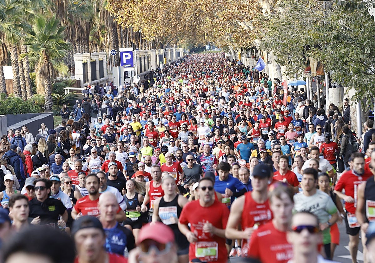 Imagen principal - Vincent Kipkorir claims crown at biggest Malaga Marathon in history