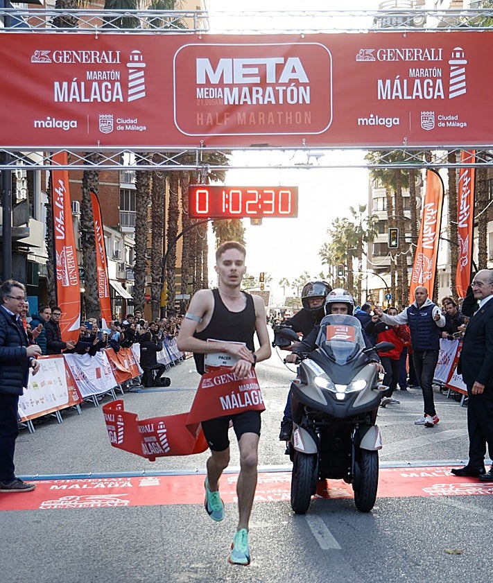 Imagen secundaria 2 - Vincent Kipkorir claims crown at biggest Malaga Marathon in history