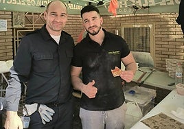 Álvaro Faura (right) with one of his volunteers.