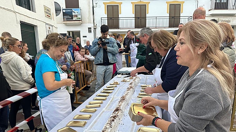 Benalmádena serves up slices of longest Yule log cake in Andalucía to benefit two local charities