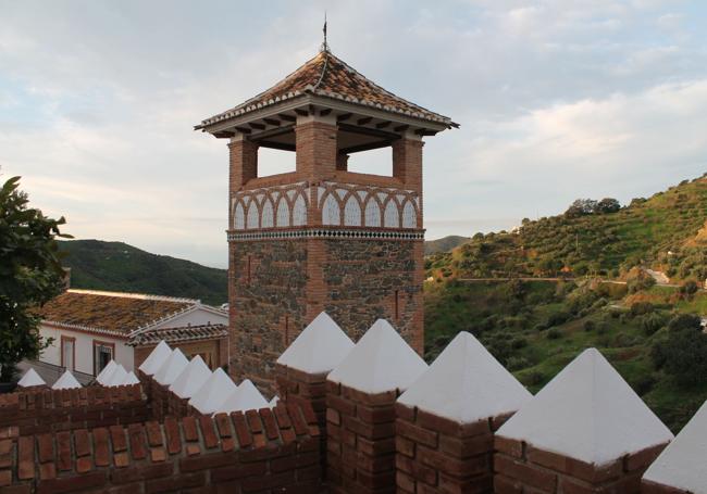 Replica of the Violín tower and Zagal viewpoint.