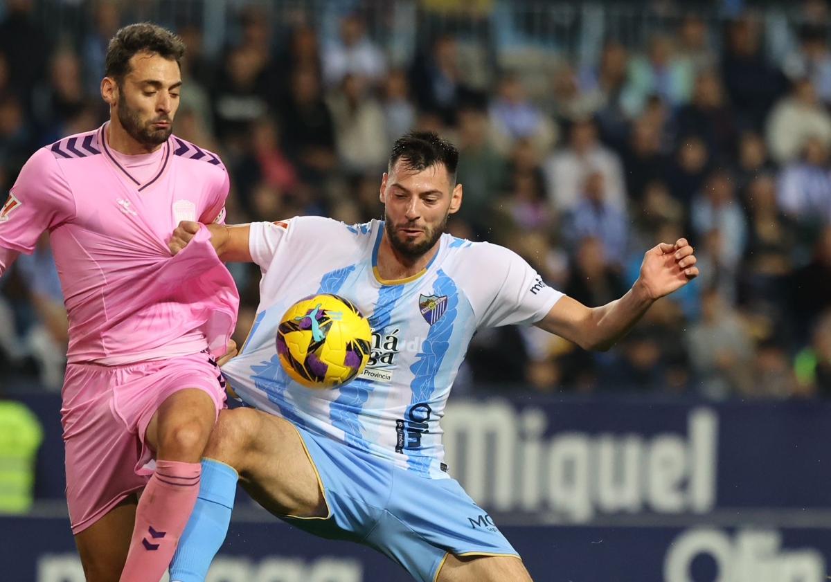 Imagen principal - Goal-hungry Malaga CF put on a festive show for their fans