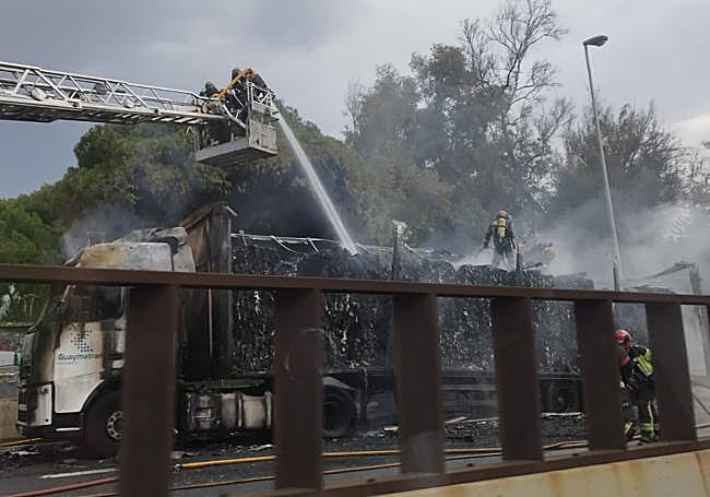 The lorry affected by the blaze this Thursday morning.