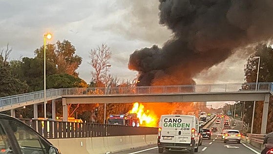 Lorry fire forces closure of A-7 motorway in Marbella leading to 10km tailbacks