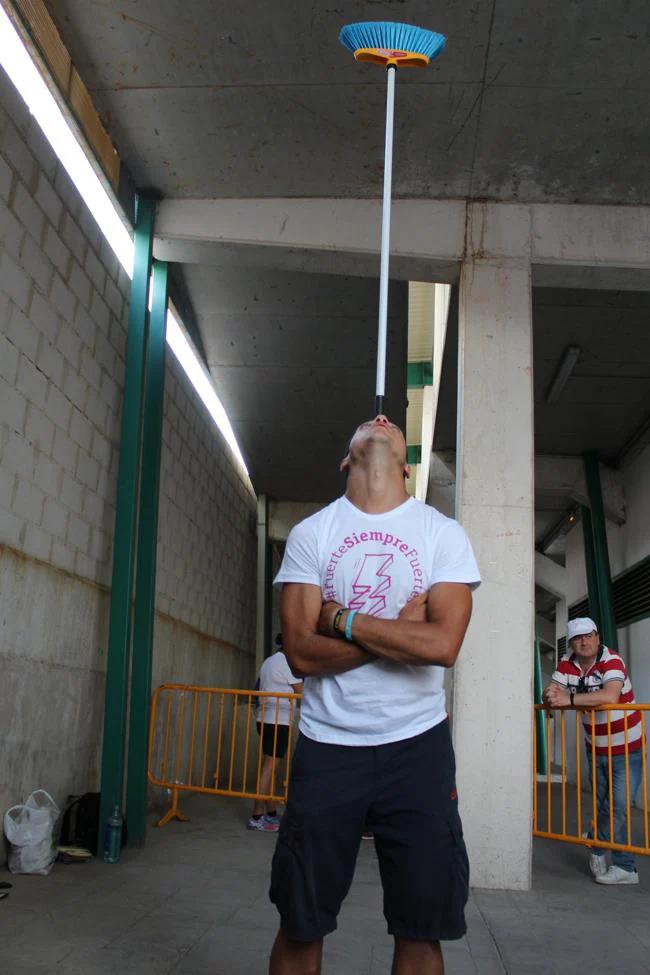 Christian López Rodríguez balanced a broom on his forehead for two hours and 42 minutes