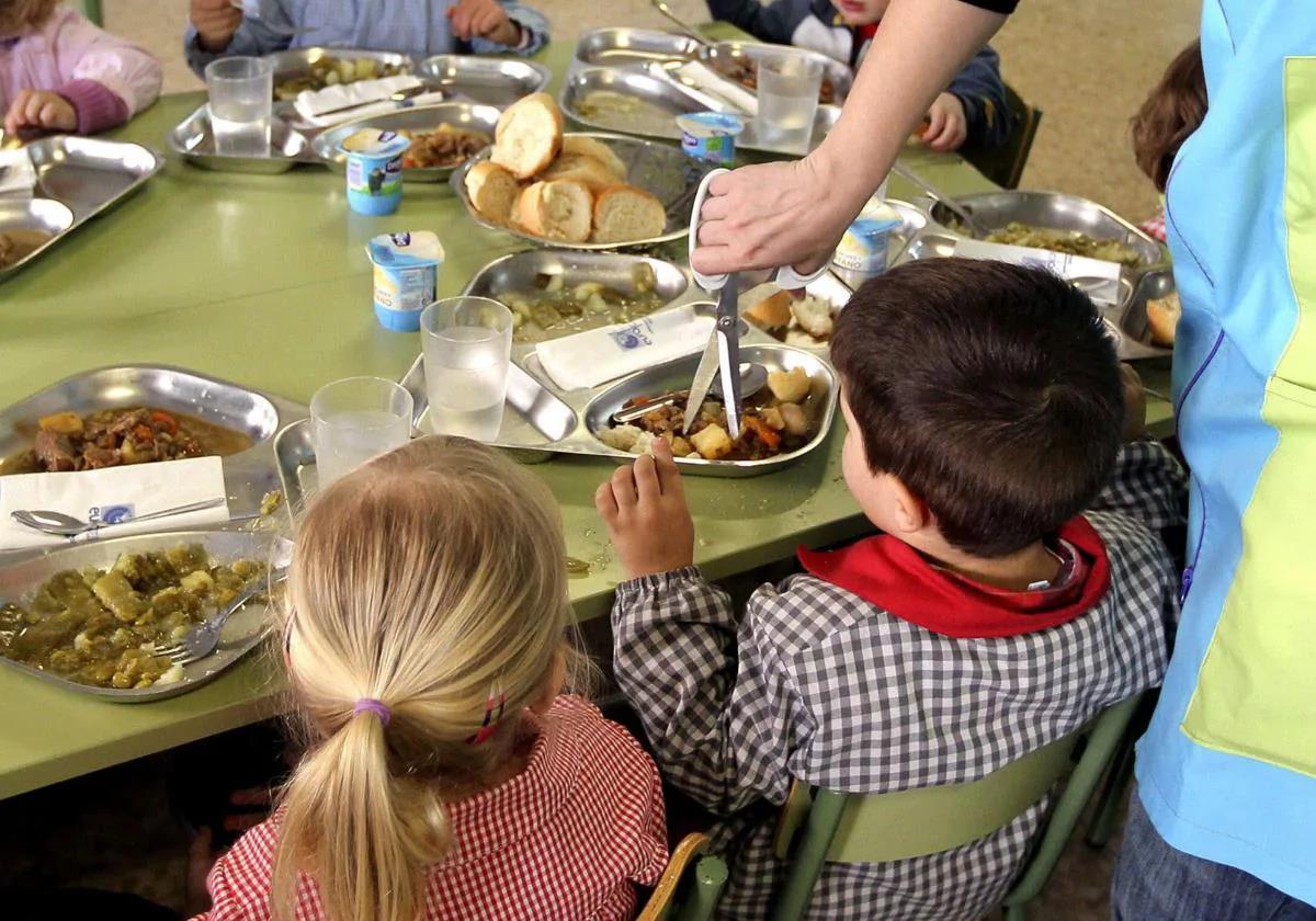 Youngsters tucking into school dinners in Zaragoza.