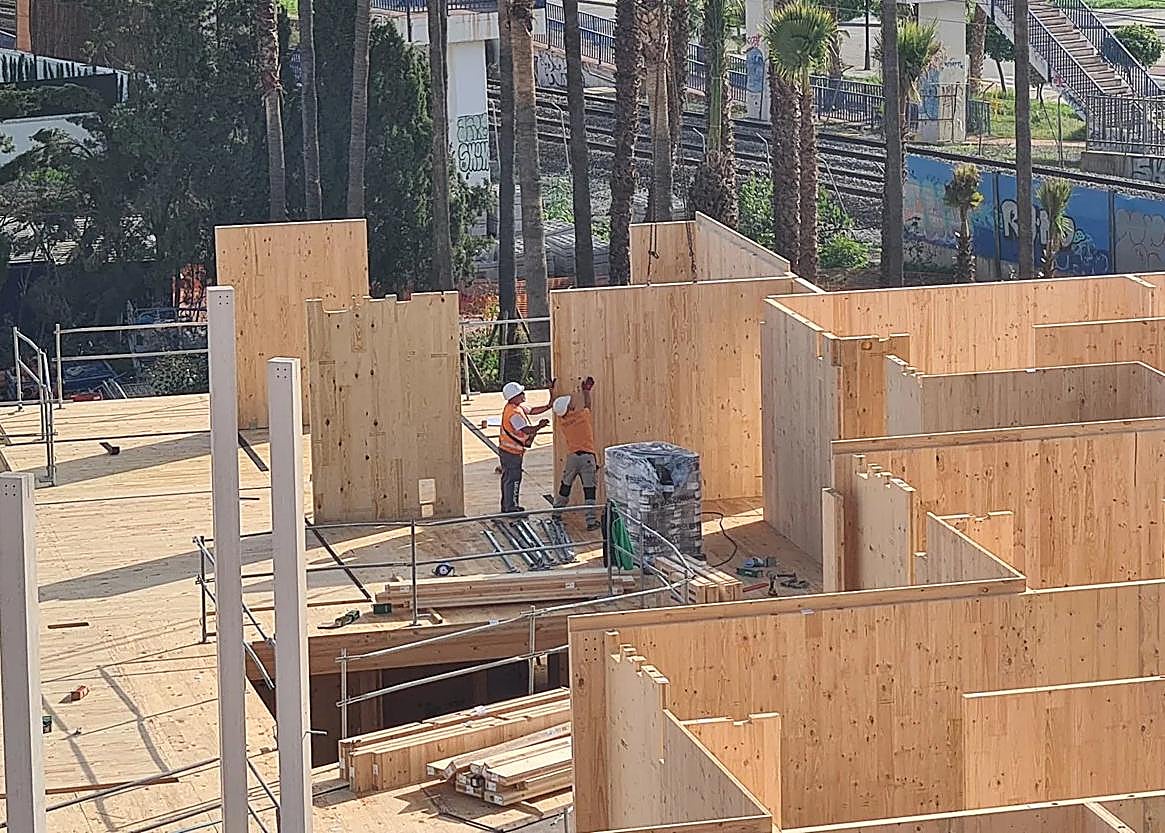 Imagen principal - Wooden environmentally friendly apartments in Torremolinos go up in record time