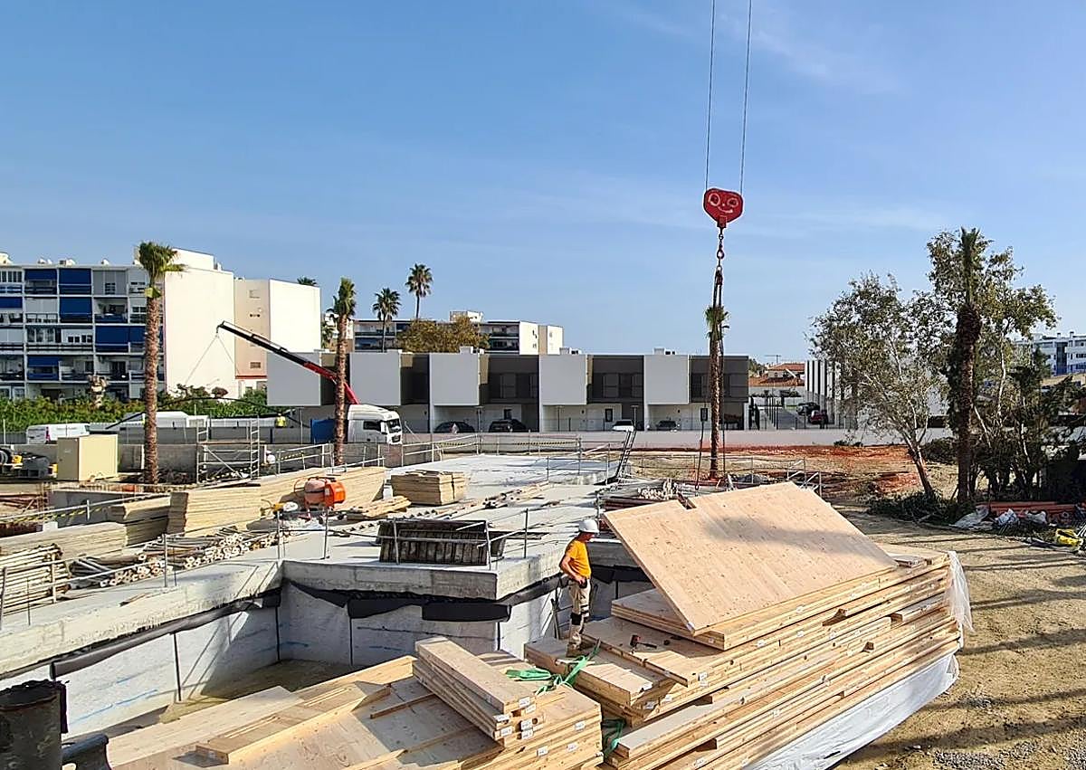 Imagen secundaria 1 - Wooden environmentally friendly apartments in Torremolinos go up in record time
