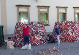 More than 4,000 pieces are used to make this curious tree, now on display in La Línea.