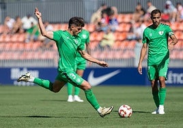 Antequera's Juanmi Carrión and Luismi Gutiérrez stand over a set piece.
