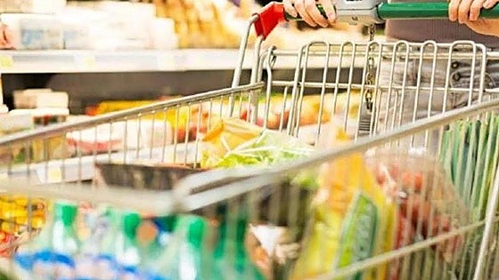 How late will the big supermarket chains be open on Christmas Eve in Malaga and along the Costa del Sol?