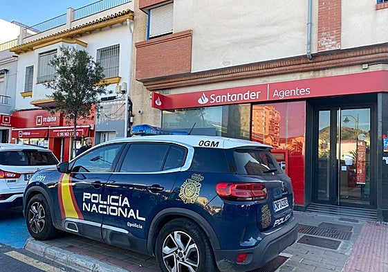 Police presence at the bank branch this Tuesday morning, 24 December.