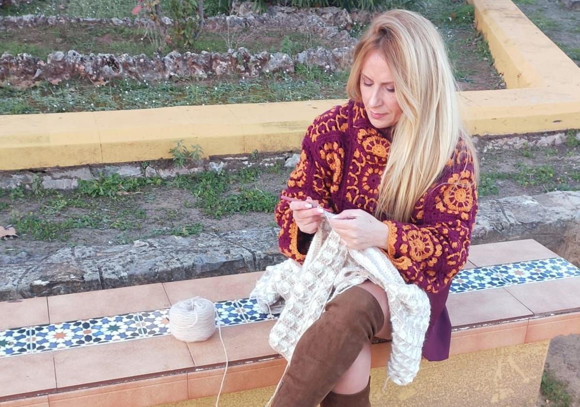 Elena busy crocheting in Las Camaretas park in her home town.