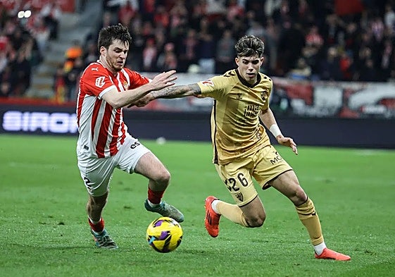 Winger Antoñito with the ball during the recent clash against Sporting in Gijón.