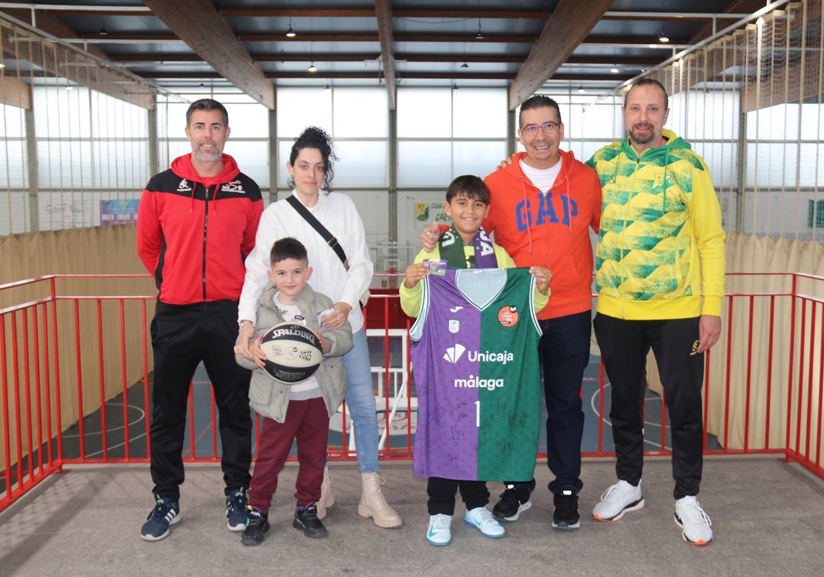 Presentation of the shirt and ball donated by Unicaja.