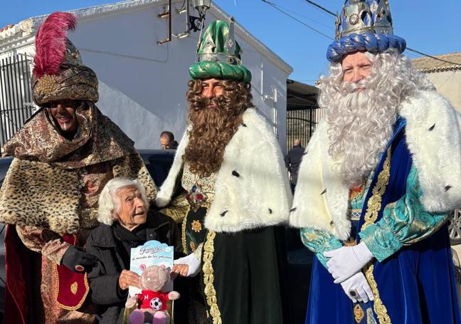 Melchior, Gaspar and Balthazar with 105-year-old María Sánchez.