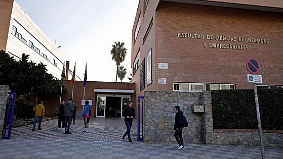 Eleven thousand Malaga university students received an average of 3,700 euros in state funding during last academic year