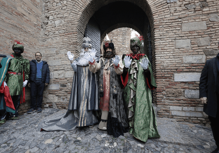 Thousands pack Malaga city streets for traditional Three Kings parade