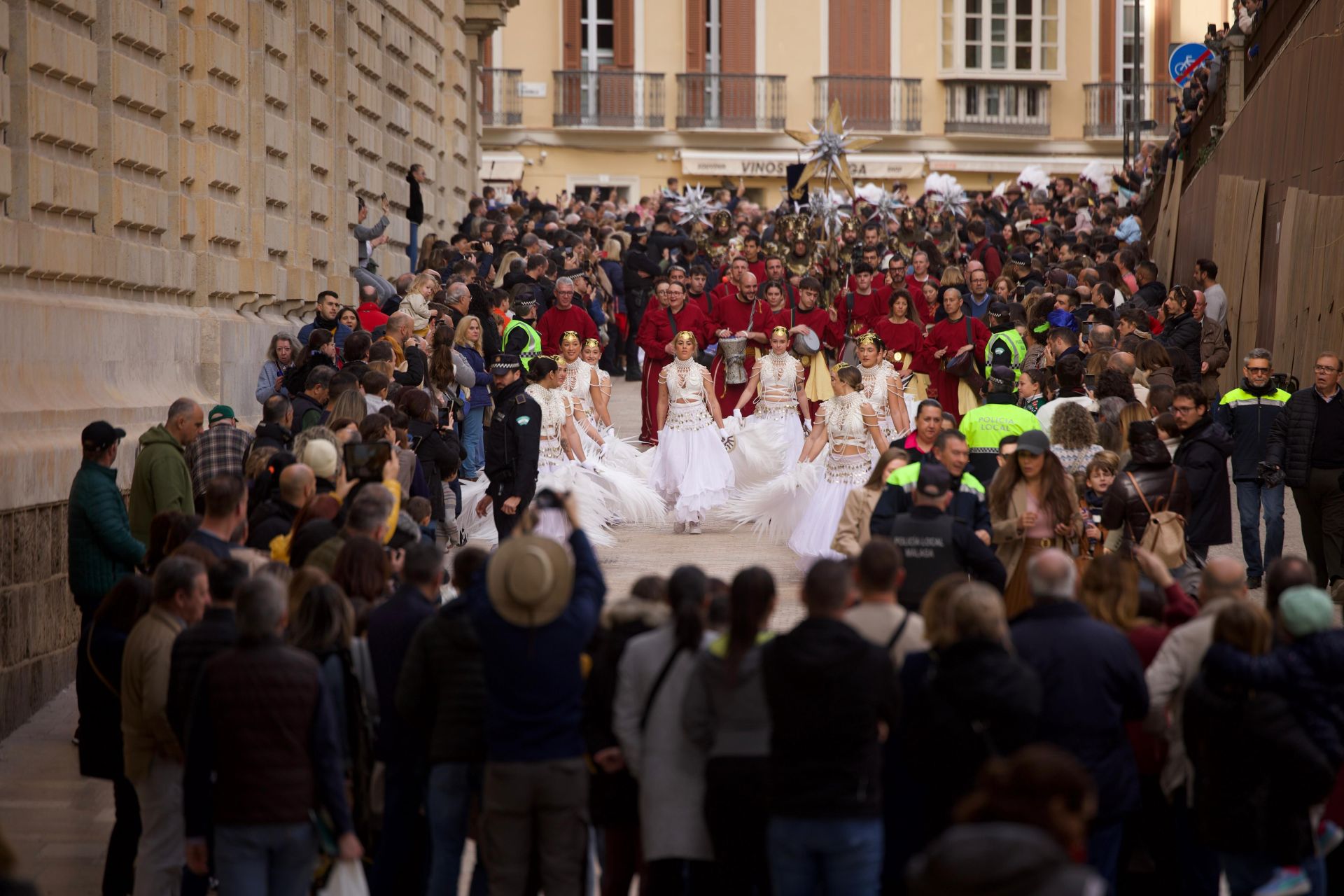 Inicio del recorrido a pie de Sus Majestades desde calle Alcazabilla al Ayuntamiento de Málaga