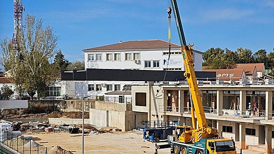 Ronda's new bus station starts to take shape as roof is installed