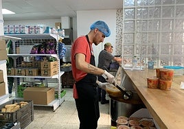 Dishing up a hot meal at the Yo Soy Tú canteen in the Bailén-Miraflores district of Malaga.