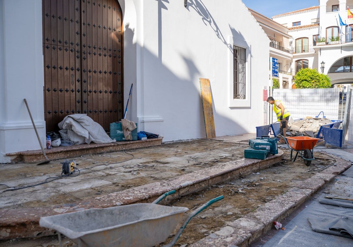 Image of work on the Balcón de Europa in Nerja.