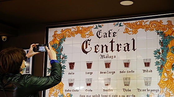 What has happened to the famous wall tile plaque of Café Central in Malaga city?