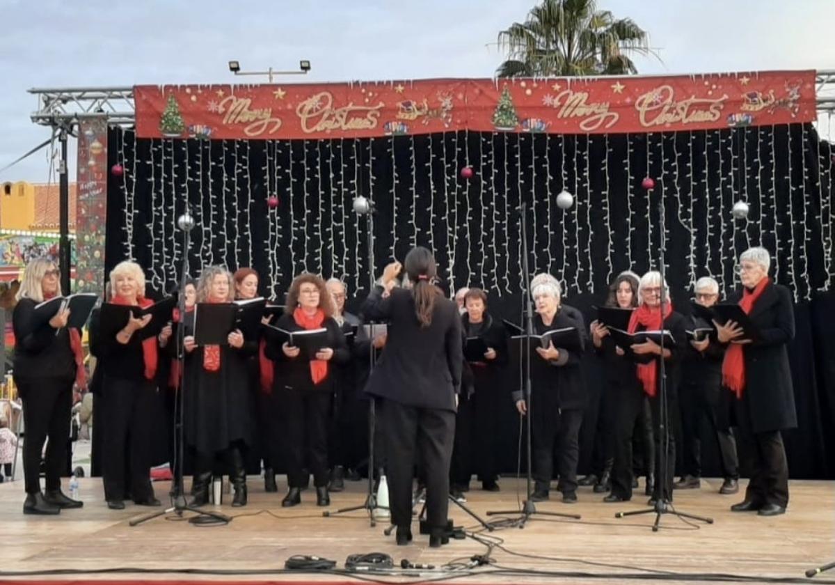 Coraxalia performing at a Christmas market in Algarrobo.