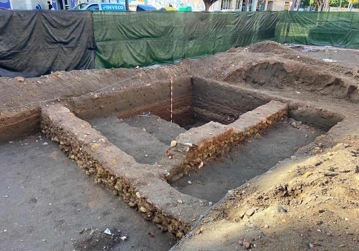 Image of the remains located, taken on the corner of Calle La Corta and Avenida del Mediterráneo.