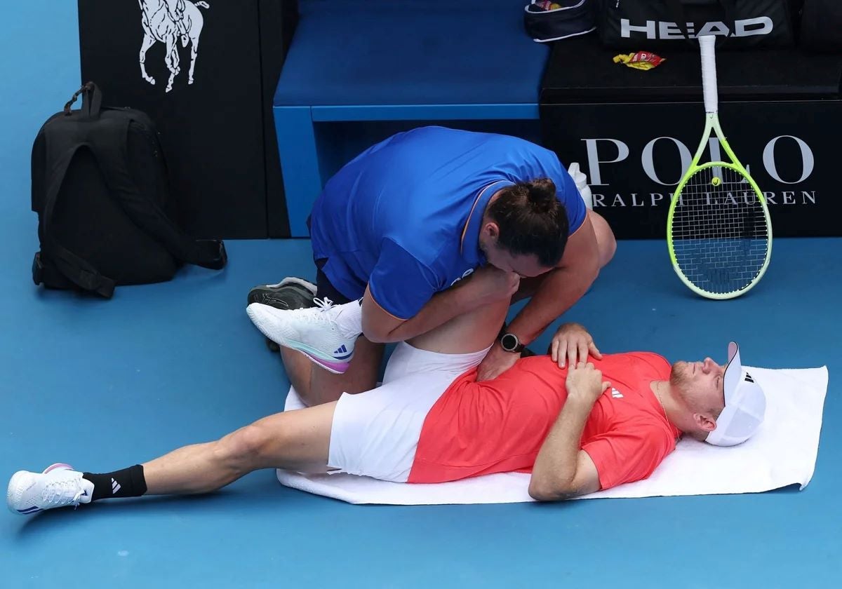 Davidovich receiving treatment from a doctor during the first set.