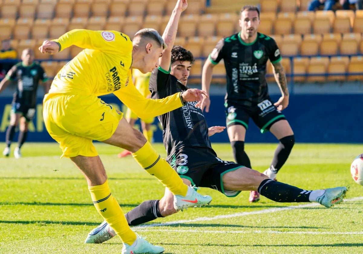 Antequera's Juanmi Carrión throws himself in front of a shot.