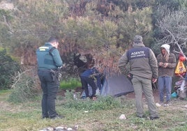 Guardia Civil and Nerja Local Police officers together with Junta de Andalucía environment protection agents during the eviction operation.