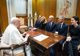 Francisco talks with Corral, España, De la Torre, Salado and Ruiz.