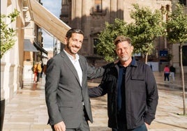 Hugo García and Emi Schobert, in front of the Molina Lario Hotel.