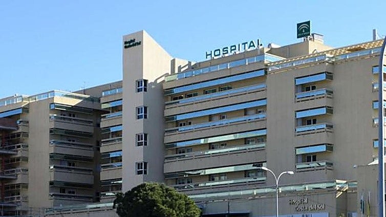 Young man dies after falling from a height while fleeing from police at a Marbella school