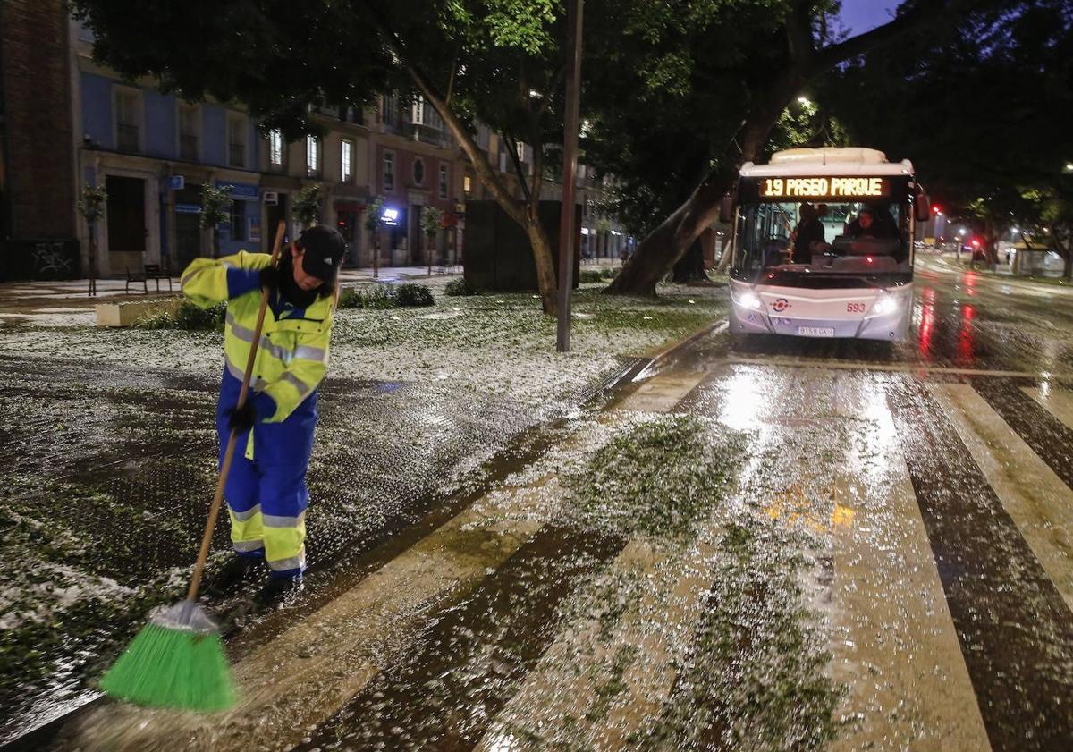 Imagen principal - In pictures, the historic hailstorm five years ago that turned Malaga city centre white