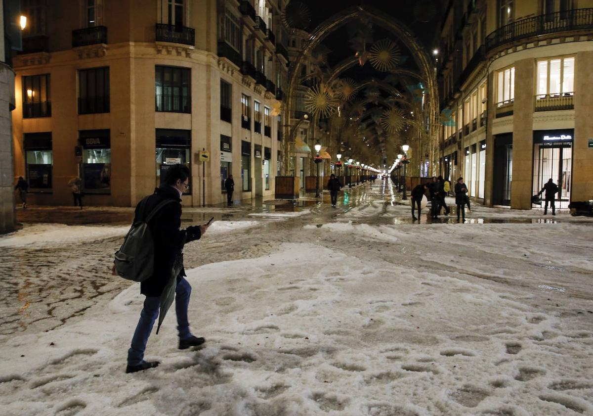 Imagen principal - In pictures, the historic hailstorm five years ago that turned Malaga city centre white