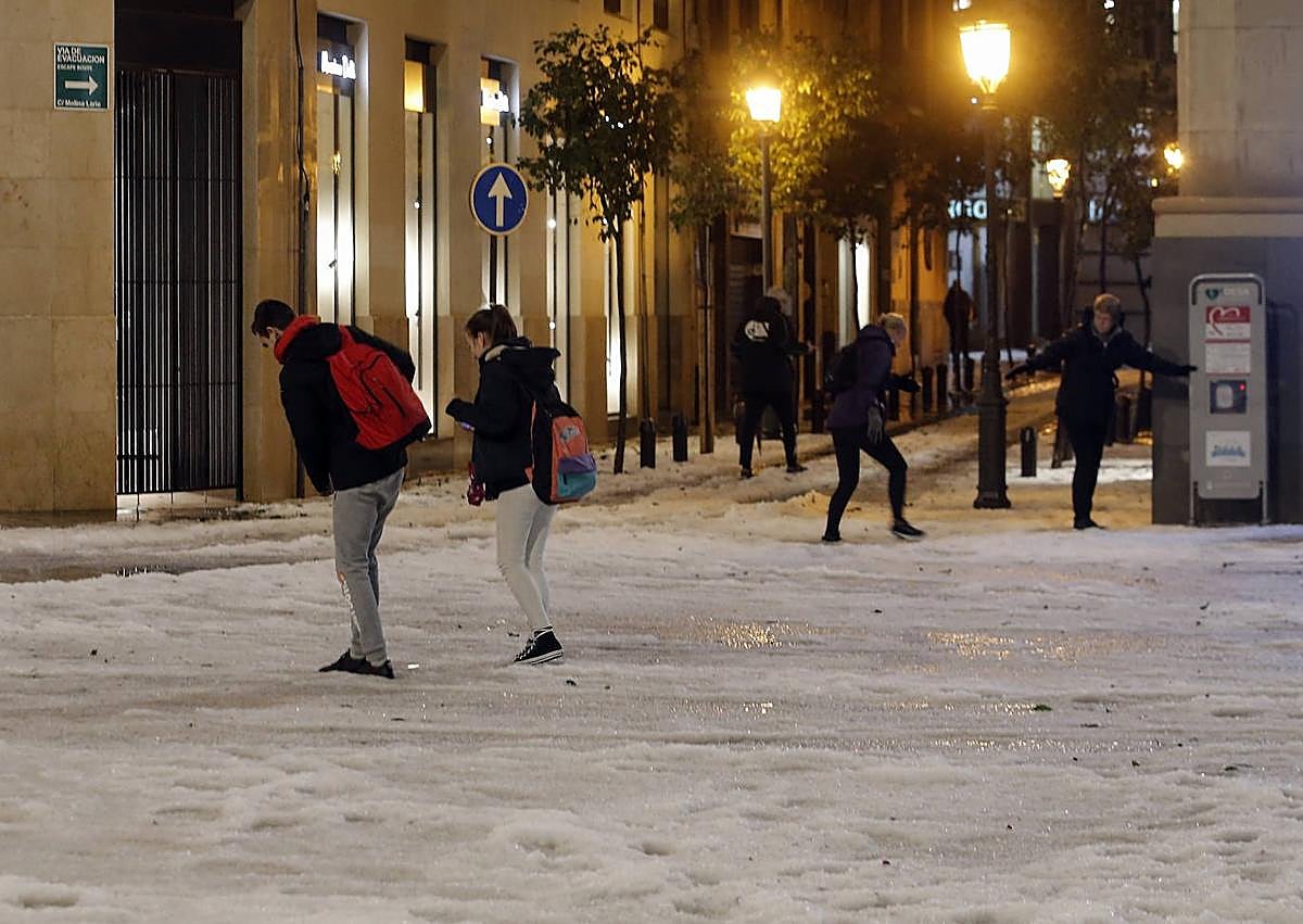 Imagen secundaria 1 - In pictures, the historic hailstorm five years ago that turned Malaga city centre white