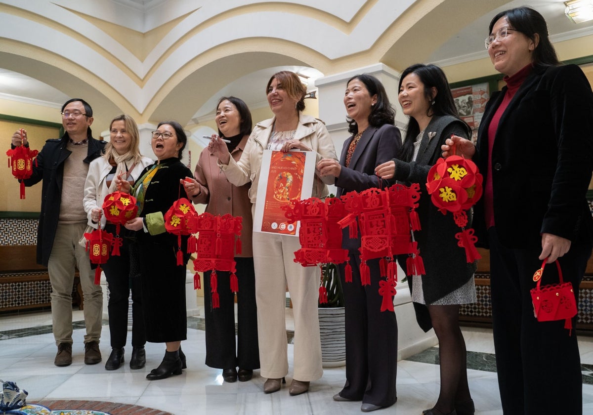 The town hall and members of the Chinese association at the presentation of the event.