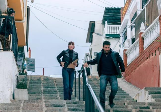 Aixa Villagrán and Marco Cáceres, the police officers from the The Snow Girl saga during a chase in Mangas Verdes.