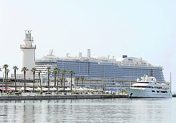View of the end of Muelle Uno, the Farola and the beginning of the Levante dock.