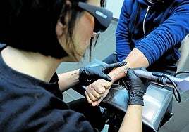 Blou Tattoo Removal.The laser reduces the ink to tiny particles that the body absorbs and then removes.