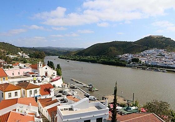 A view of the river separating Alcoutim from Sanlucár del Guadiana.