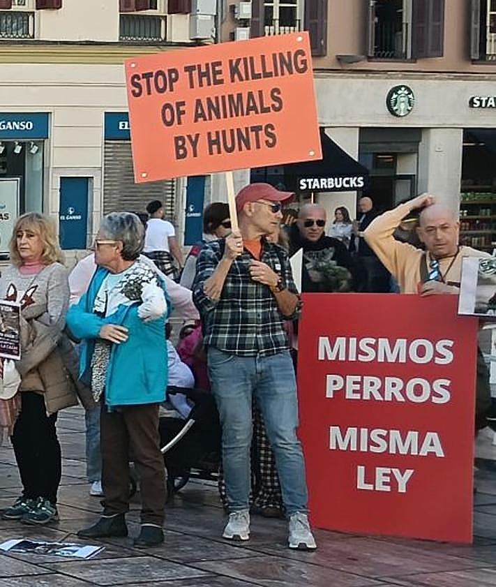 Imagen secundaria 2 - Hundreds of demonstrators say 'No' to hunting by staging protest in Malaga: 'We are the voice of those that don't have one'