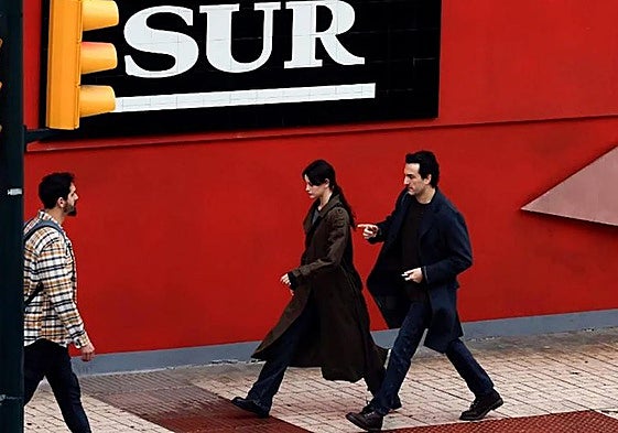 Milena Smit and Miki Esparbé in a take leaving the fictional SUR newsroom.