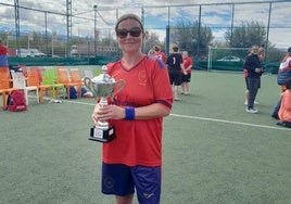 Nicki Bracey holding the cup for Team Spain in Marrakesh.